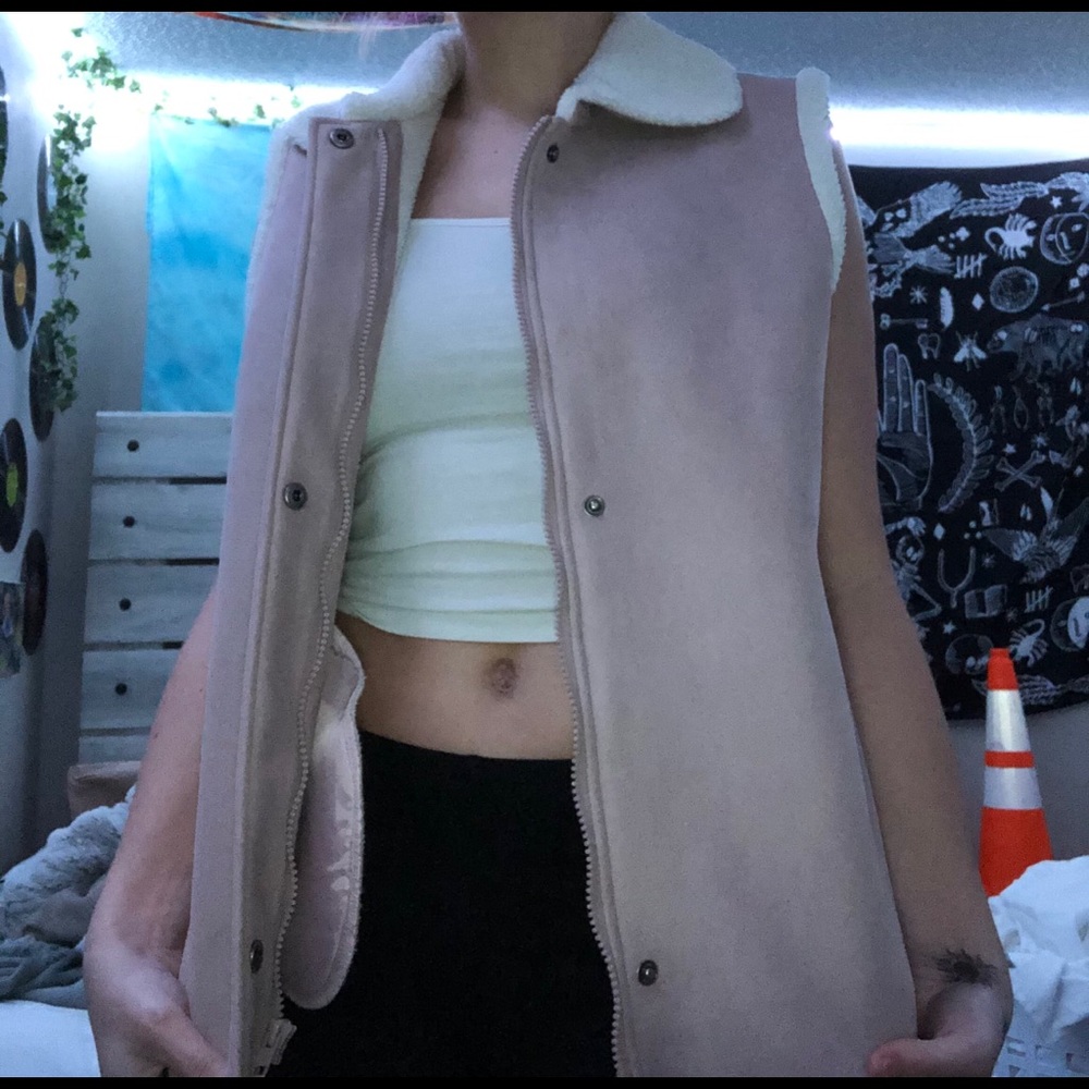 Sleeveless jacket